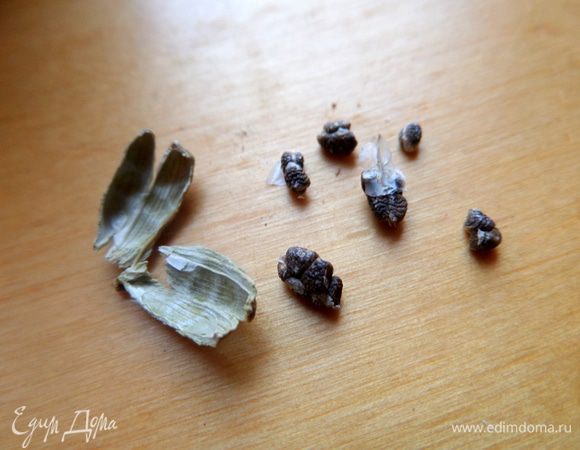 Раскроем коробочку кардамона и тоже отправим в молоко.