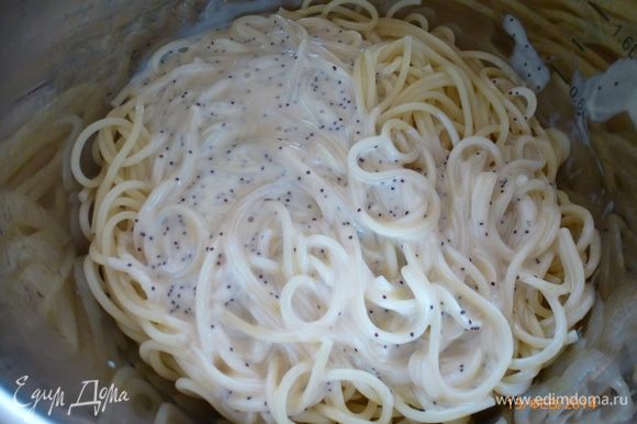 В готовые спагетти выливаем соус.