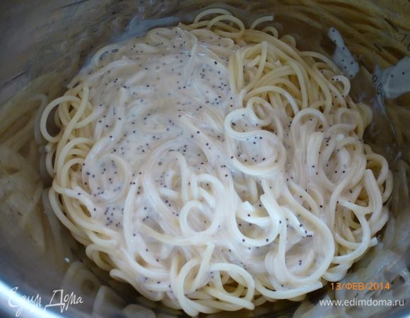 В готовые спагетти выливаем соус.