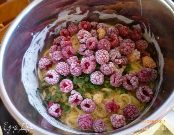 Добавляем мелко порезанные листья мяты и малину. У меня малина замороженная.