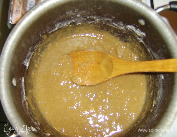 Смешать 2 вида муки и нагревать в кастрюле, постоянно помешивая. Мука должна изменить свой запах. На это уходит примерно 5 минут. Затем добавить розовую воду и сахар, помешивать непрерывно так, чтобы смесь не подгорела. 