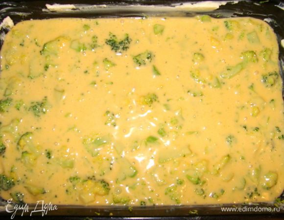 Корж №1: Брокколи раздеделить на соцветия, размером с грецкий орех. В кастрюлю налить воды, довести до кипения, посолить, бросить туда капусту, подождать пока вода снова закипит и поварить ее ровно 1 минуту. Слить воду, капусту обсушить, потом нарубить ножом на мелкие кусочки.  Яйца взбить венчиком, добавить растопленный маргарин (не горячий), соль, сахар, все взбить. Добавить просеянную муку, смешанную с разрыхлителем и тертым сыром (сыр необязательный компонент). Добавить в смесь капусту, перемешать. Форму смазать маргарином, вылить смесь и запечь до готовности в разогретой до 180* духовке, примерно 15-20 минут. 