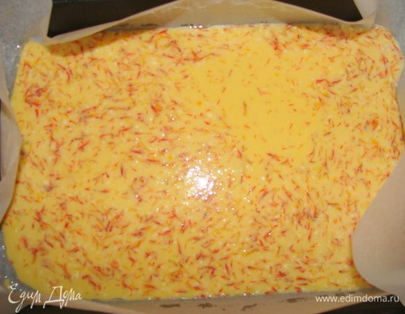 Второй корж будет напоминать омлет. Яйца взбить венчиком с солью, добавить молоко, потом просеянную муку с разрыхлителем и шафран. Тут я форму застелила пекарской бумагой на всякий случай и смазала ее растительным маслом. Запекать ткаже при 180* минут 15.