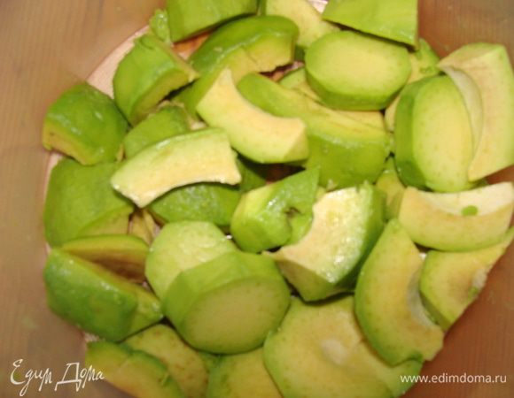  Приступим к изготовлению крема. Авокадо почистить, порезать и полить соком лимона. 