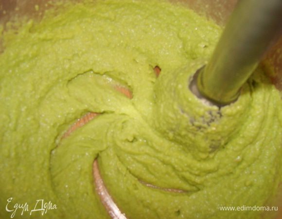 Пюрировать. Нужно чтобы структура была как только можно мельче, чтобы потом удобно было выдавливать крем через насадку.