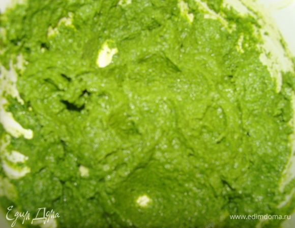 Добавить к шпинату 3 ст/л смеси из маскарпоне и авокадо, потом 3-4 ст/л желатиновой жидкости, тщательно перемешать миксером. Это дополнительный крем.