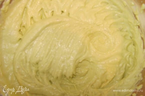 Охлажденные сливки взбить до устойчивых пиков, постепенно влить желатин и смешать с маскарпоново-авокадной смесью. Основной крем готов.