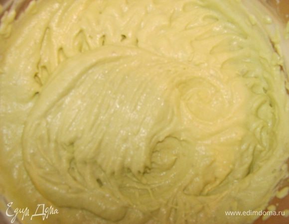 Охлажденные сливки взбить до устойчивых пиков, постепенно влить желатин и смешать с маскарпоново-авокадной смесью. Основной крем готов.