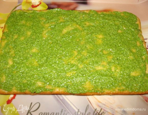 Нижний корж с брокколи смазать шпинатной смесью.