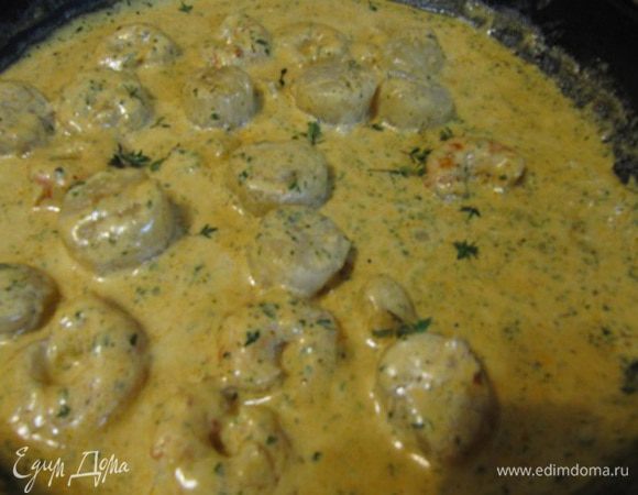 Добавить сливки и перемешать, продолжать варить до желаемой консистенции соуса. Добавить сушеную петрушку.