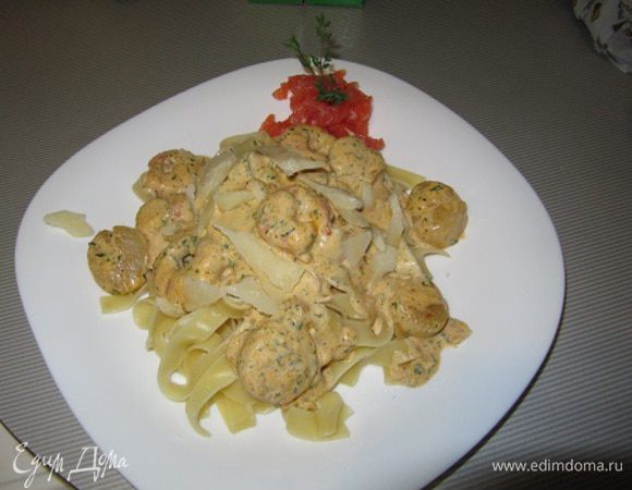 Готовую пасту смешать с соусом на сковороде или выложить на тарелку отдельно. Украсить пармезаном и слабосоленым лососем по желанию. Приятного аппетита.