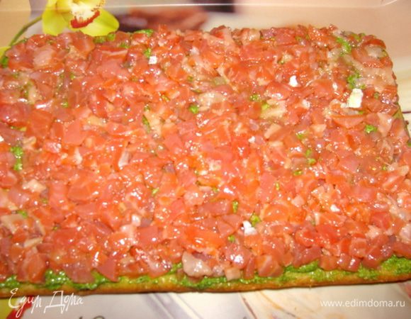 Слабосоленую семгу или форель мелко порезать и выложить сверху.