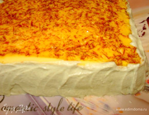 Поверх выложить яичный корж с шафраном. Края смазать кремом 