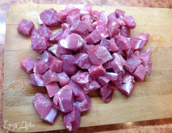 Нарезать свинину кубиками. Положить в миску, влить уксус соевый соус, посолить. И оставить мариноваться.