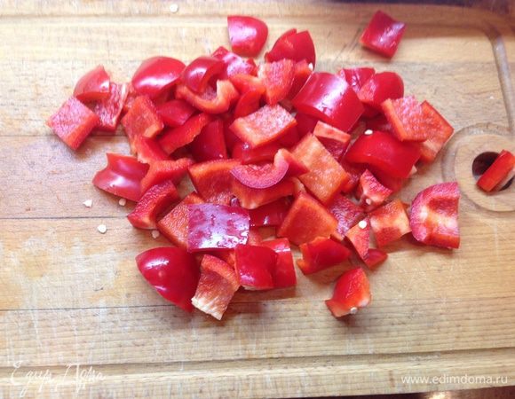 Тем временем нарезать лук перьями, перец квадратиками, морковку брусочками. Морковку бланшировать в кипящей воде 3 мин.