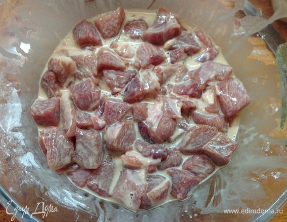 Взбить яйцо с крахмалом ( если очень густо, то добавить немного воды) Переложить мясо в тесто и перемешать.