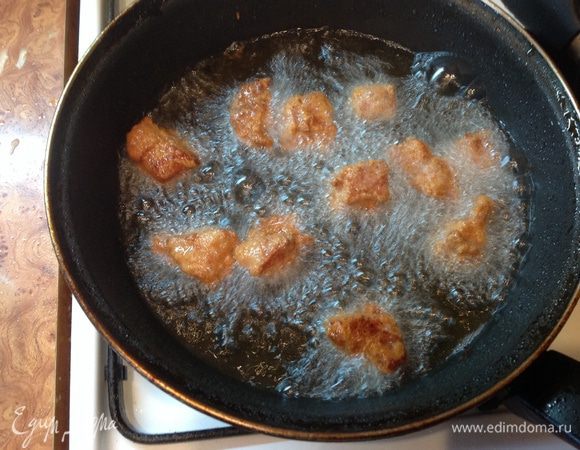 Нагреть масло и обжарить в нем мясо до румяной корочке небольшими порциями.