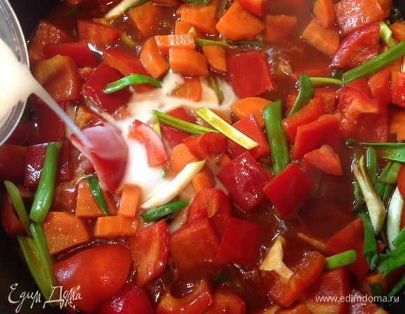 Сделать соус, смешав все кроме крахмала. Вылить его в другую сковороду, довести до кипения и положить туда овощи. Слегка потушить. В мисочке смешать крахмал с двумя ч. л.холодной воды и вылить к овощам. Быстро перемешать. Довести до кипения и положить туда мясо, перемешать и прогреть. Готово!!!