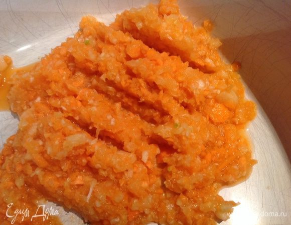 Морковь, кабачок и чеснок почистить, и измельчить блендером или пропустить через мясорубку. 