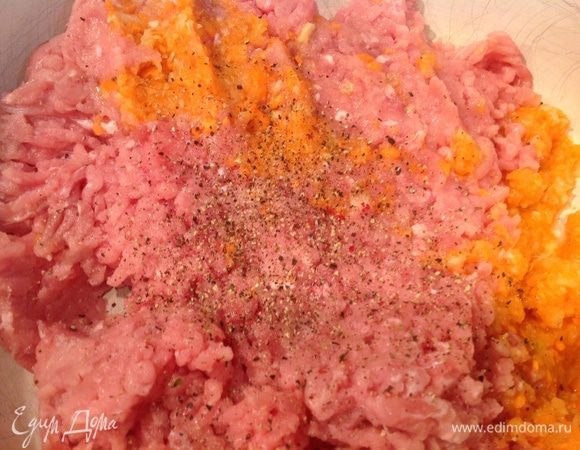 Из индейки приготовить фарш, смешать с овощами, посолить и приправить перцем. Все хорошо перемешать.