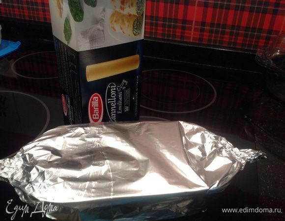 Накрыть форму фольгой и поставить в разогретую до 200 градусов духовку на 20 минут.