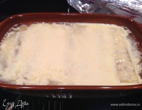 Достать форму из духовки, снять фольгу и залить получившемся соусом. Поставить обратно в духовку, уже не накрывая.