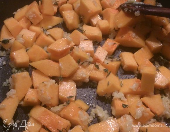 Добавить тыкву и тимьян, обжаривать 5 минут. 