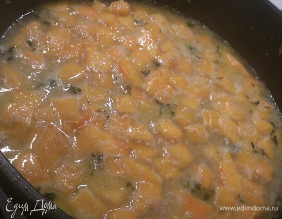 Влить воду и тушить до мягкости тыквы под крышкой.