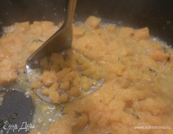 Размять тыкву в пюре.