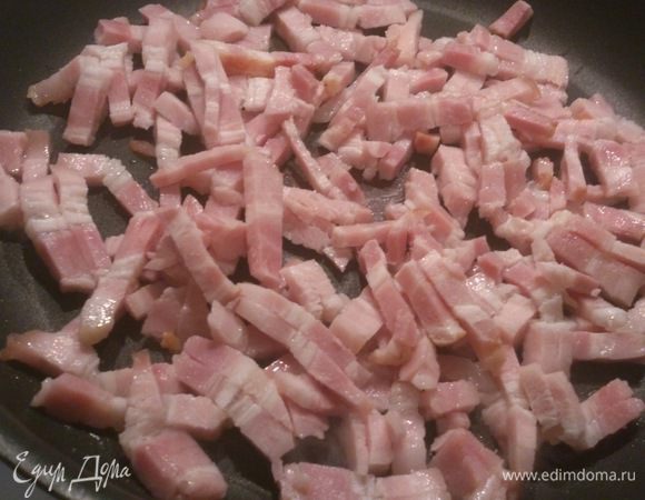 Бекон нарезать соломкой и обжарить на сухой сковороде, добавить к тыкве. 