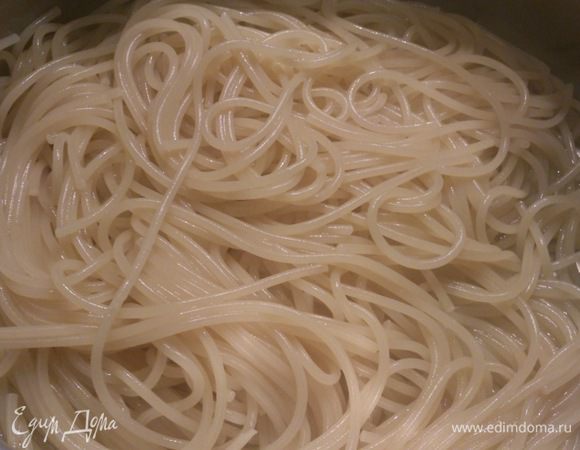 Спагетти отварить по инструкции на упаковке. Немного воды оставить.