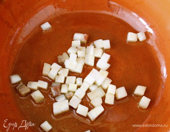 Сало мелко порезать кубиками и положить в сковороду с оливковым маслом слегка обжариться. 