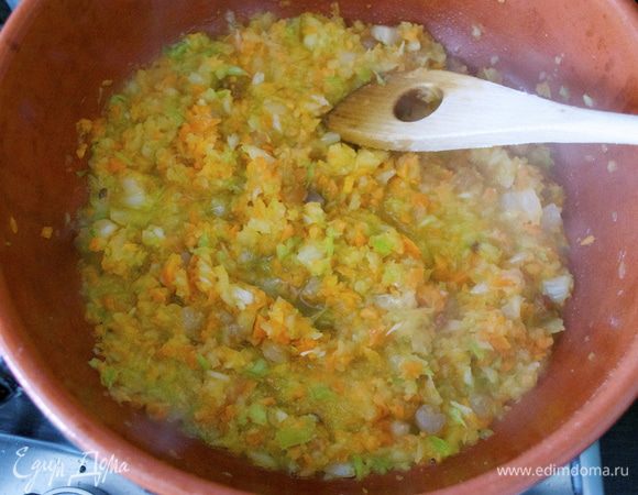 Добавить овощи и тушить все вместе на среднем огне около 10 минут...