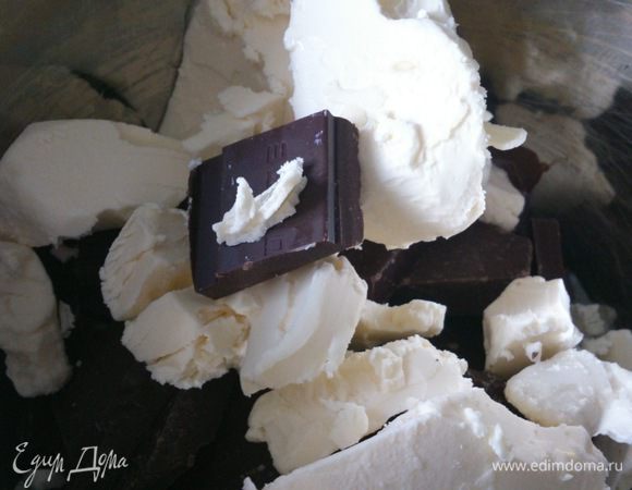 Шоколад и масло растопить на водяной бане и слегка остудить. Добавить ваниль.