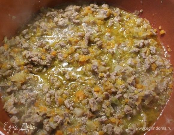 Влить половину небольшого стакана коньяка (у меня вино!) и положить мелко порубленные шалфей и розмарин.