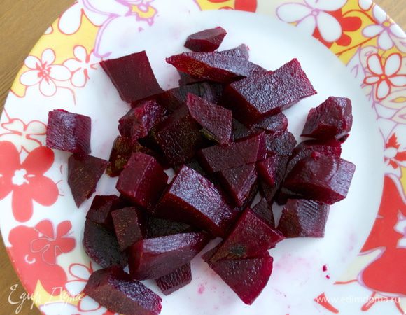 Тем временем займемся приготовлением теста. Небольшую предварительно отваренную свеклу порезать небольшими кусочками. Измельчить с помощью блендера в кашицу...  