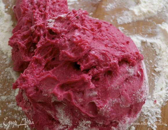 Полученное свекольное пюре переложить в миску, добавить яйца и перемешать. Затем постепенно добавить муку и замесить упругое тесто. Если обычно при приготовлении любого теста для пасты соблюдается идеальная пропорция - 1 яйцо (70 г) на каждые 100 г муки..., то здесь, за счет использования свеклы, муки у меня ушло на 70 г больше... Ориентируйтесь сами по своему тесту и по своей муке. Окончательно вымесить тесто на припыленной мукой поверхности стола. 