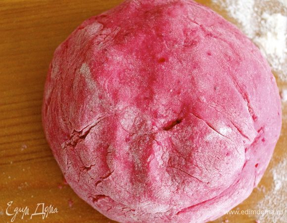 Полученное тесто завернуть в пищевую пленку и убрать в холодильник минимум на 1 час.