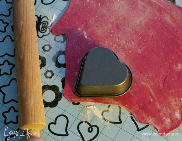 По истечении указанного времени тесто достать из холодильника и разделить на две части. Каждую часть раскатать достаточно тонко и вырезать много сердечек, я использовала формочку для тарталеток... 