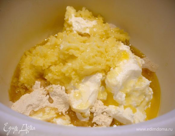 Приготовим наше картофельно-творожное тесто. Для этого сначала очистим картофель от кожуры, порежем мелко и отварим до готовности. Сольем жидкость, оставив совсем чуть-чуть, разомнем картофель в пюре. Муку смешаем с разрыхлителем, солью и сахаром, добавим творог, растопленное, слегка остывшее сливочное масло, пюре протрем через сито во избежание комочков. 