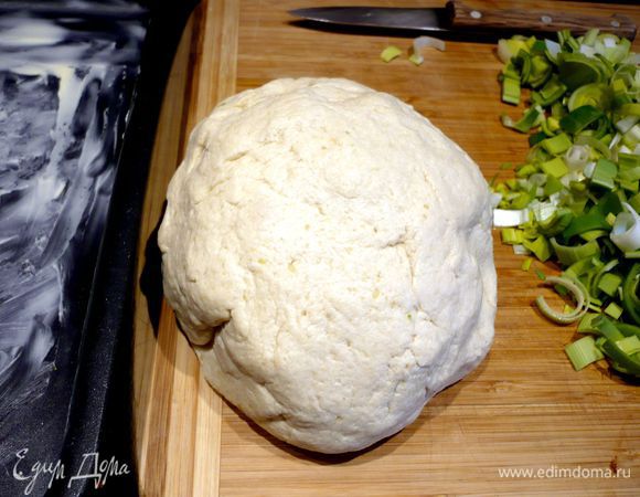 Замесим эластичное и очень мягкое тесто. Форму для выпечки смажем сливочным маслом. Я использовала прямоугольную форму 30 на 20 см. Лук-порей, более светлую его часть, порежем полукольцами. Брокколи бланшируем в кипятке в течение нескольких минут. Воду сольем, брокколи выложим на бумажное полотенце. Семгу нарежем кусочками. 