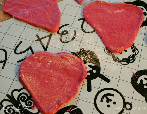 В большой кастрюле поставить кипятится воду. Как только закипит, посолить, добавить немного оливкового масла и отварить небольшими партиями сердечки из теста. 