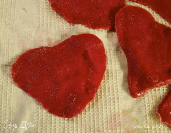 Готовые сердечки достать из воды и обсушить на чистом сухом полотенце.
