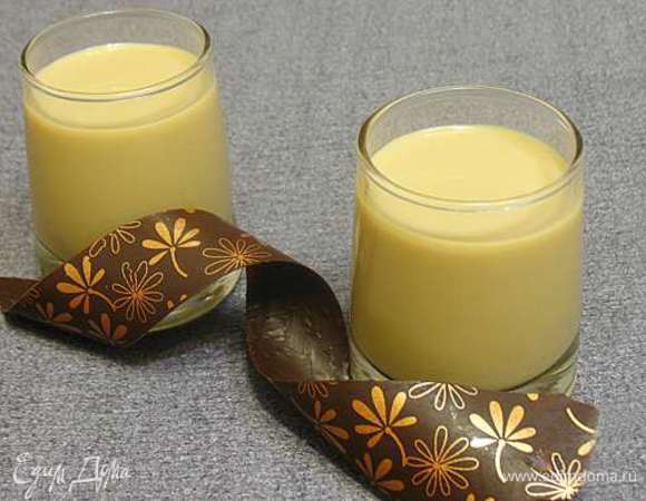 ВАРИАНТ 2. Смешать желтки с сахаром и ванильным сахаром. Добавить сливки, растопленный шоколад, водку и коньяк. Поставить на паровую баню, прогреть до 60 градусов и готовить 7 минут. Перелить в бутылку и охладить.