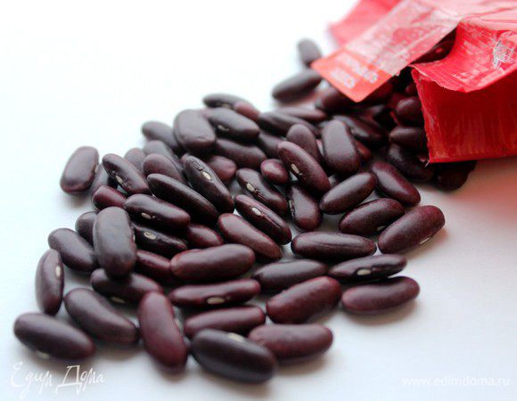 Фасоль замочить в большом количестве воды на 8-10 часов.