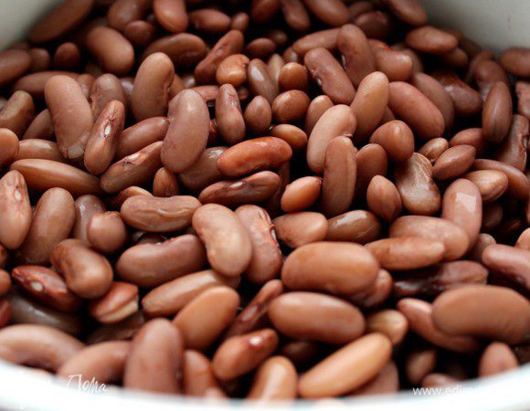 Воду слить, промыть фасоль под проточной водой, залить холодной водой. Довести до кипения и варить 30 минут. Откинуть готовую фасоль на дуршлаг.