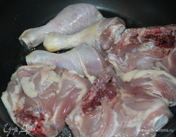 Курицу порубить порционными кусками. У меня три окорочка, разрезанные на 2 части. Можно взять только голени или же порубить целую курицу... Натереть куски солью и перцем.