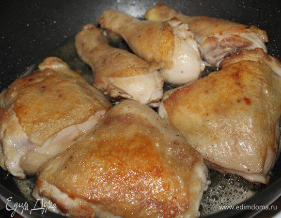 Обжарить курицу с обеих сторон до образования золотистой корочки.