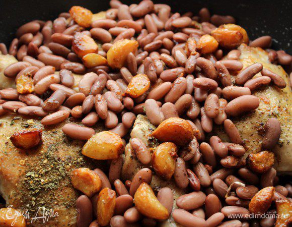 Добавить фасоль и чеснок вместе с маслом.