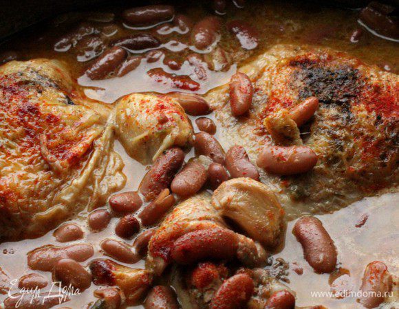 Влить два стакана воды, закрыть крышкой, довести до кипения, огонь уменьшить и готовить примерно 1 час 20 минут. Курица должна стать мягкой, а фасоль слегка развариться. Посыпать рагу паприкой и  досолить по вкусу, если это необходимо. Подавать горячим... 
Приятного аппетита!!!